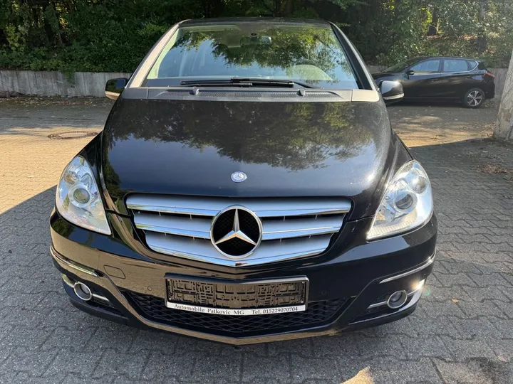 Mercedes-Benz B 180
