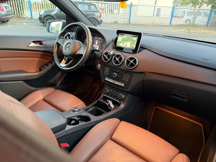 Mercedes-Benz B 180
