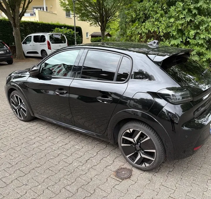 Peugeot e-208