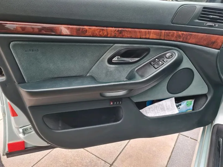 BMW 523