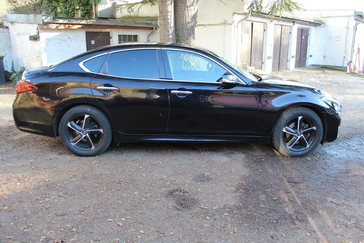 Infiniti Q70