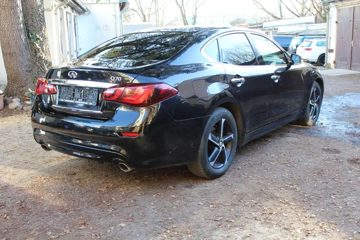 Infiniti Q70