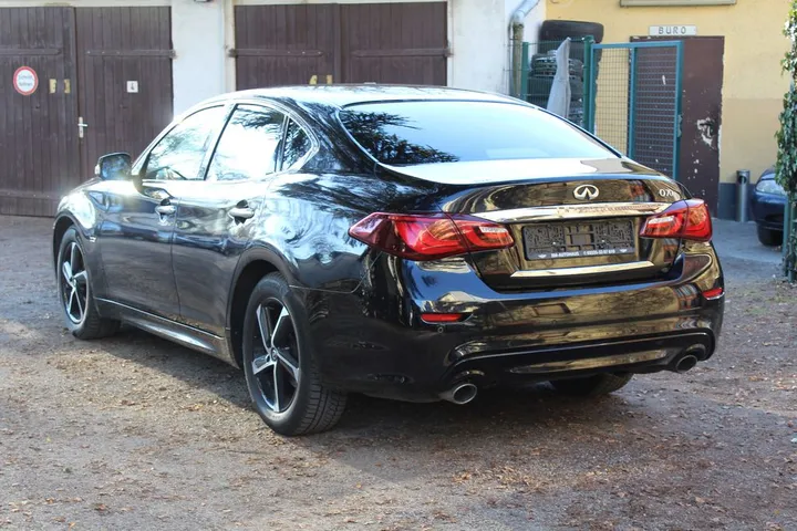 Infiniti Q70