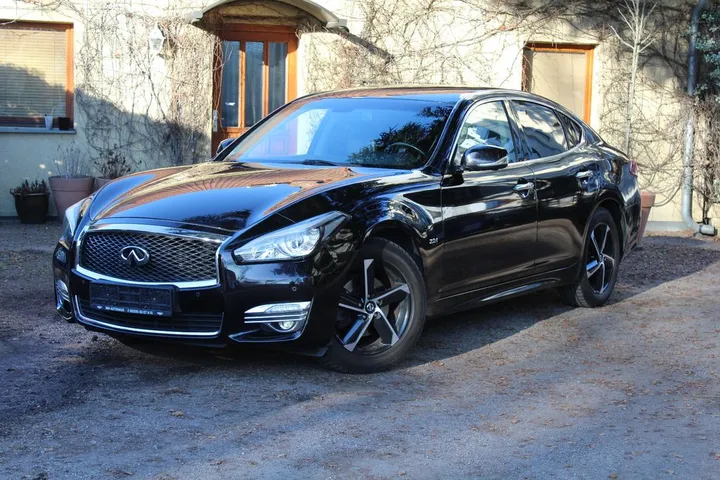 Infiniti Q70