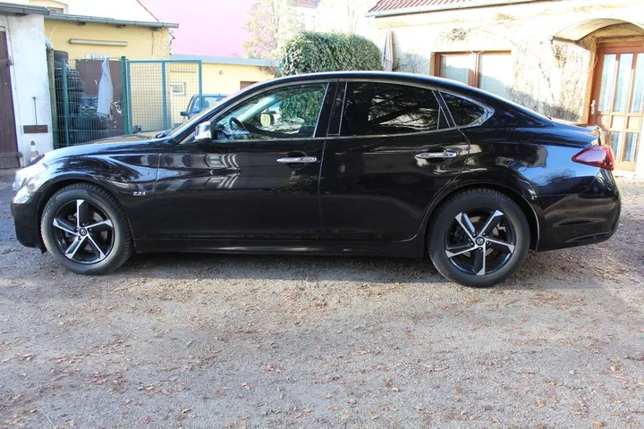 Infiniti Q70