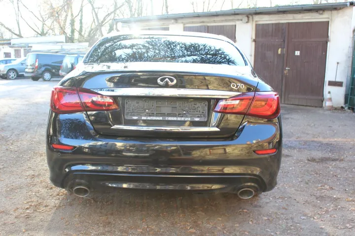 Infiniti Q70
