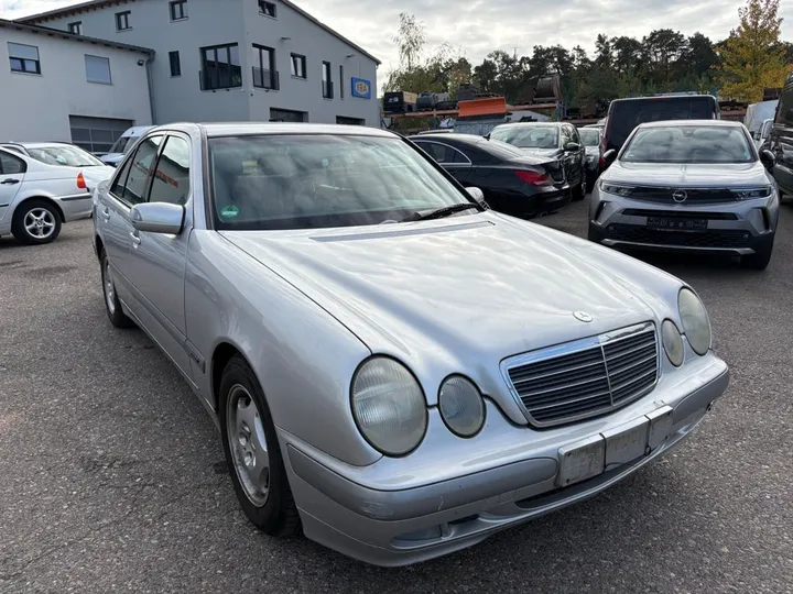 Mercedes-Benz E 200