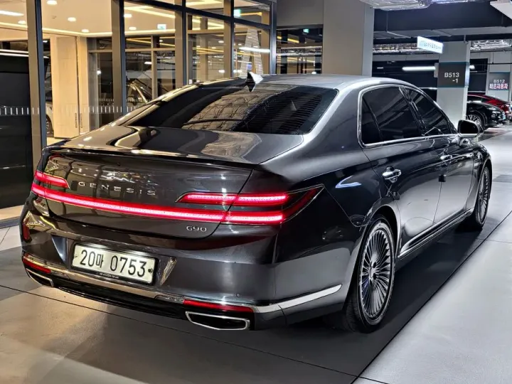 Genesis G90