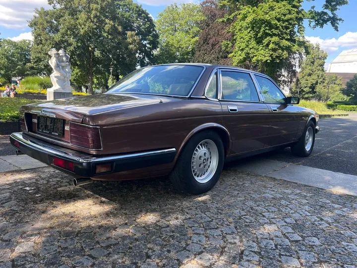 Jaguar XJ40