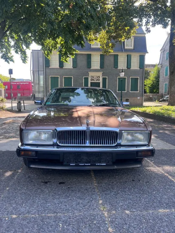 Jaguar XJ40