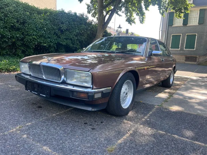 Jaguar XJ40