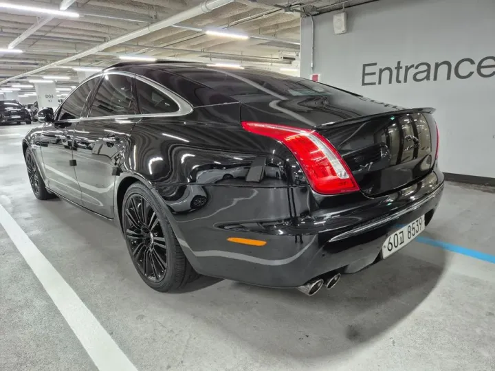Jaguar XJ
