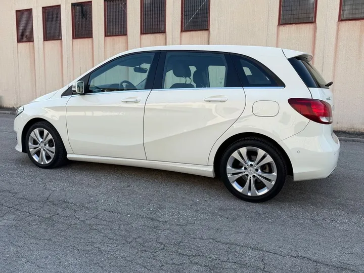 Mercedes-Benz B 180