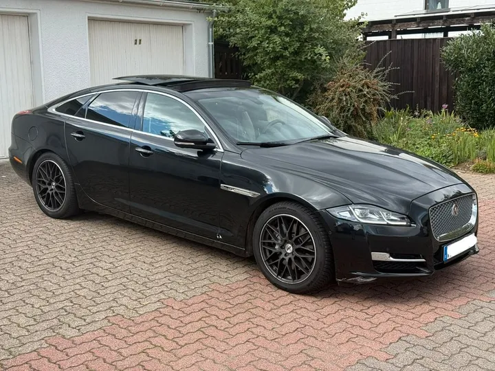 Jaguar XJ