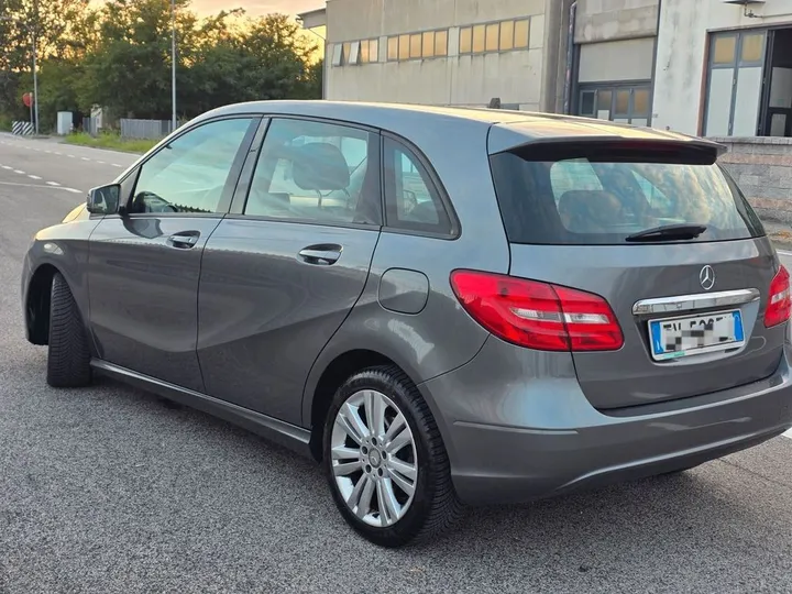 Mercedes-Benz B 180