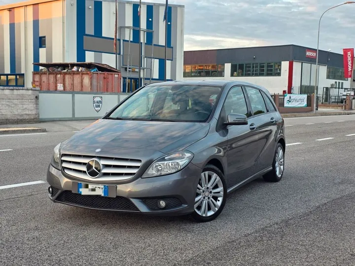 Mercedes-Benz B 180