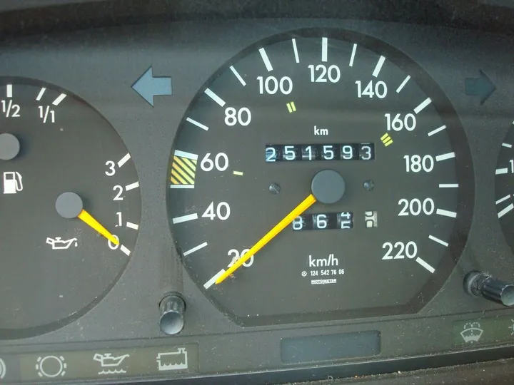Mercedes-Benz E 230