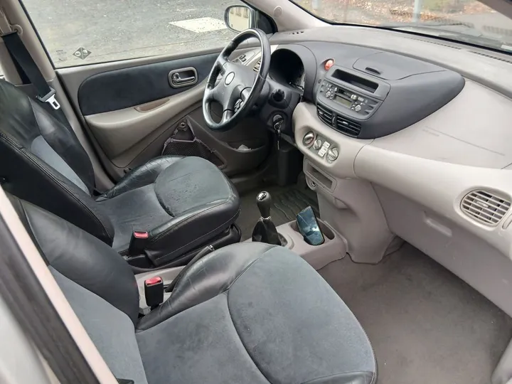 Nissan Almera Tino