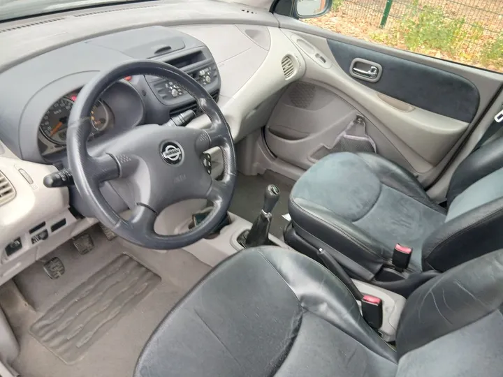 Nissan Almera Tino