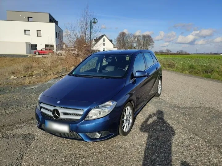 Mercedes-Benz B 180
