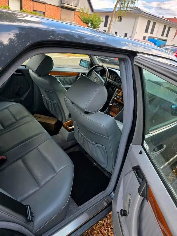 Mercedes-Benz E 230