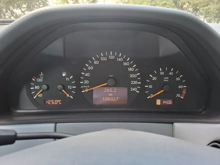 Mercedes-Benz E 240