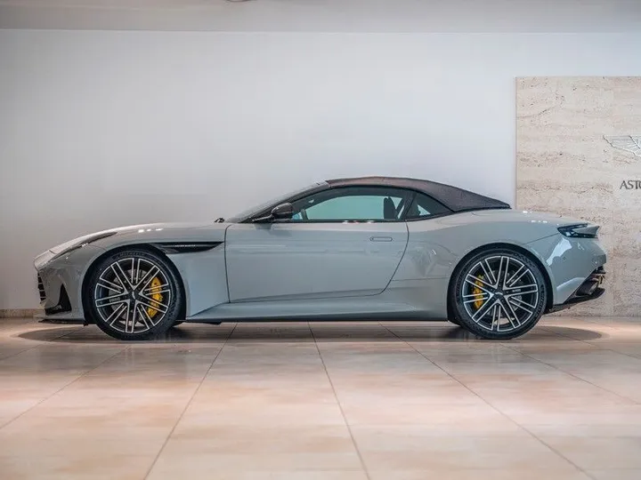 Aston Martin DB12