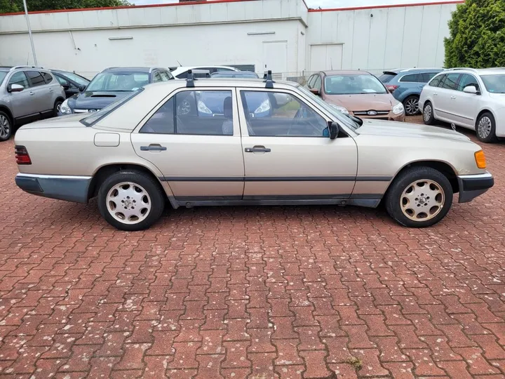 Mercedes-Benz E 200