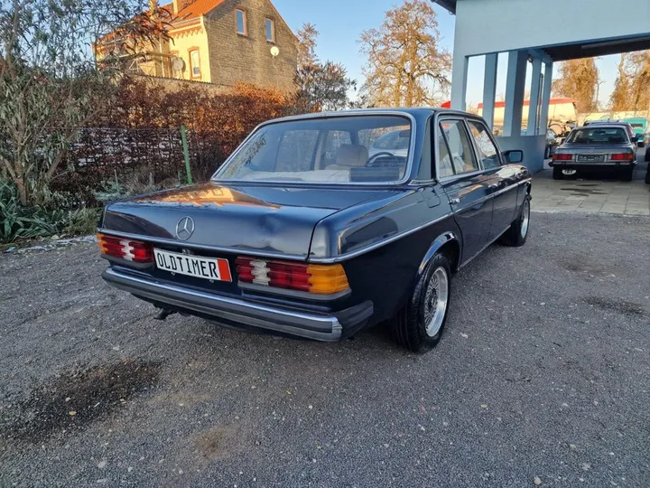 Mercedes-Benz 230