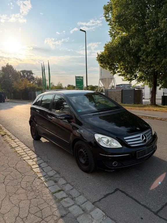 Mercedes-Benz B 180