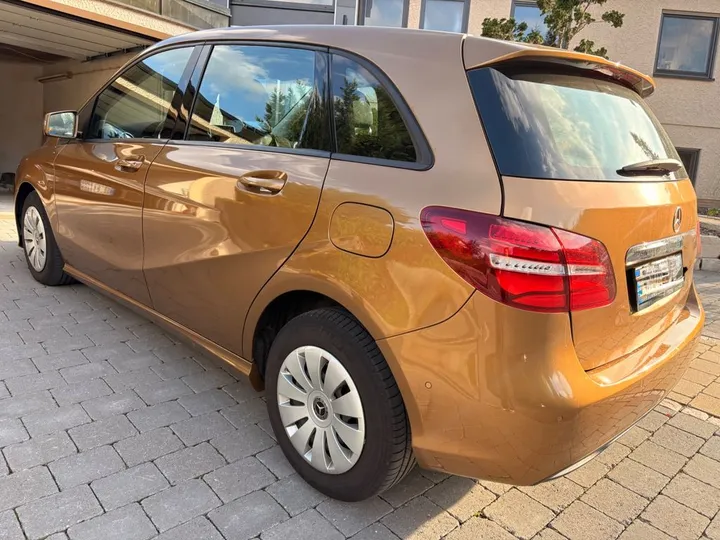 Mercedes-Benz B 180
