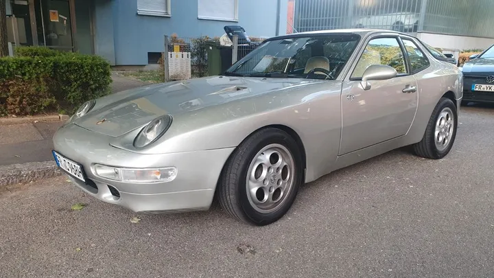 Porsche 944
