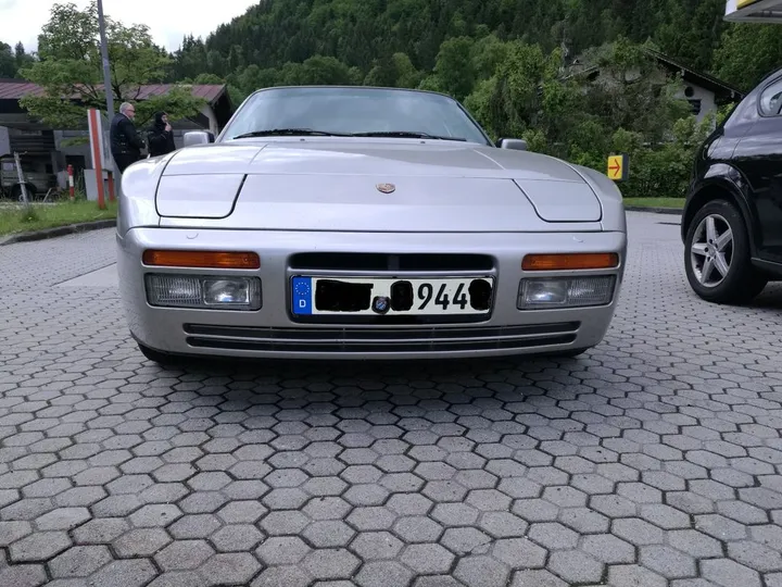 Porsche 944