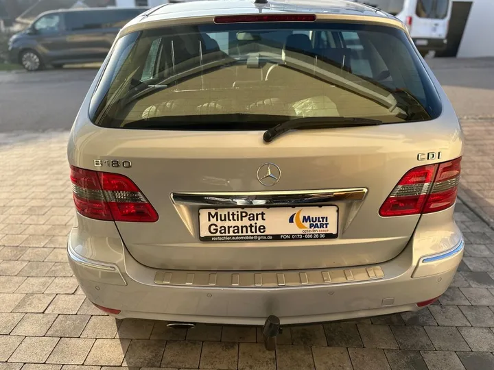 Mercedes-Benz B 180