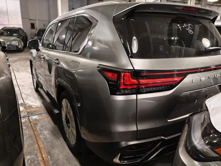 Lexus LX 700