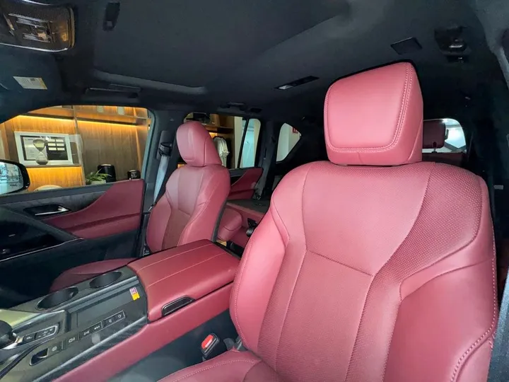 Lexus LX 700