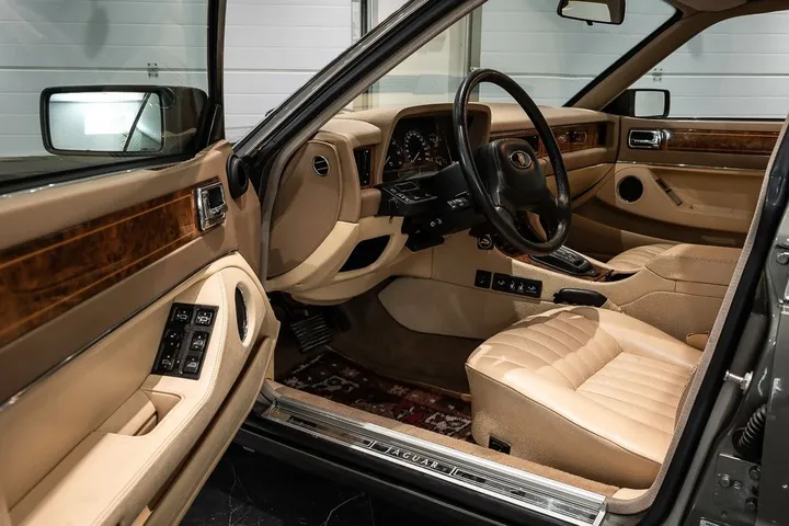 Jaguar XJ