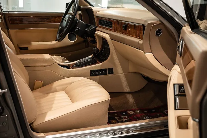 Jaguar XJ
