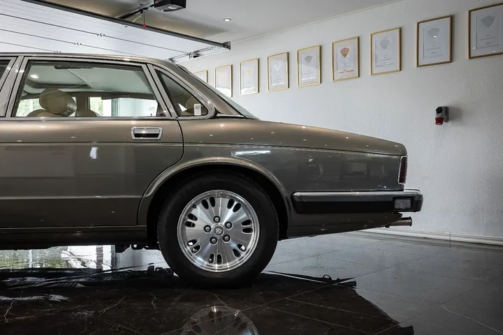 Jaguar XJ