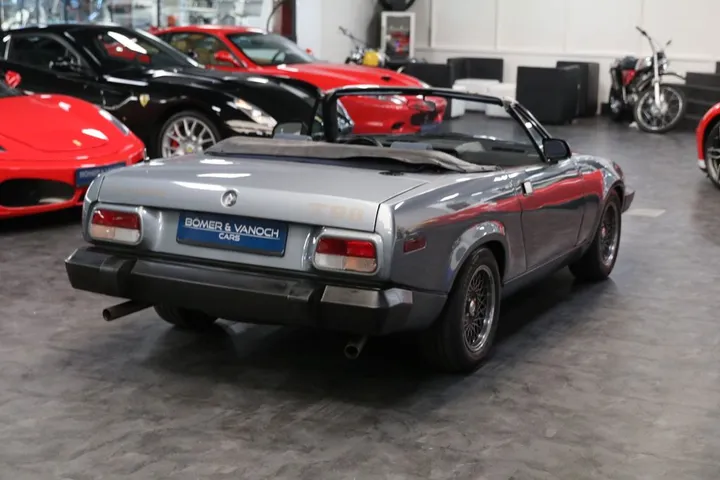 Triumph TR8