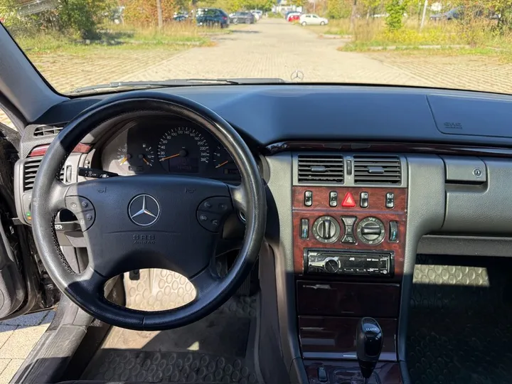 Mercedes-Benz E 220