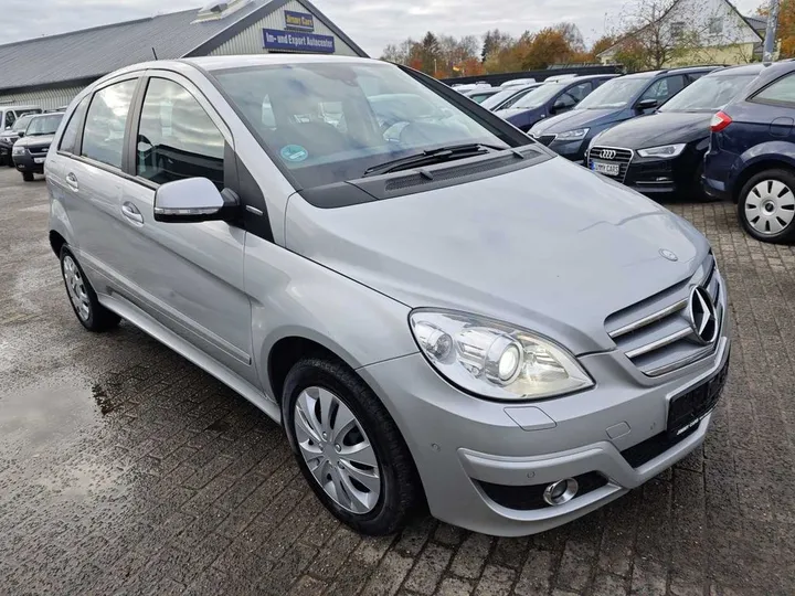 Mercedes-Benz B 180