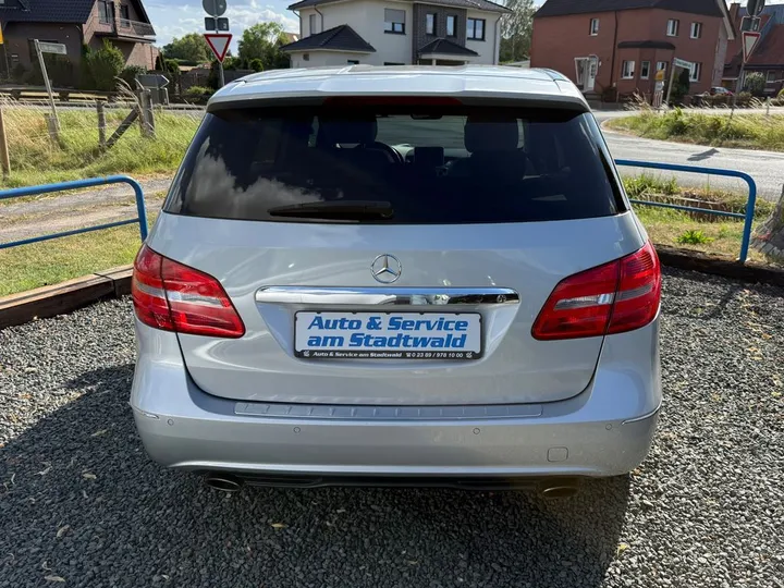 Mercedes-Benz B 180