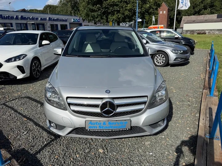 Mercedes-Benz B 180