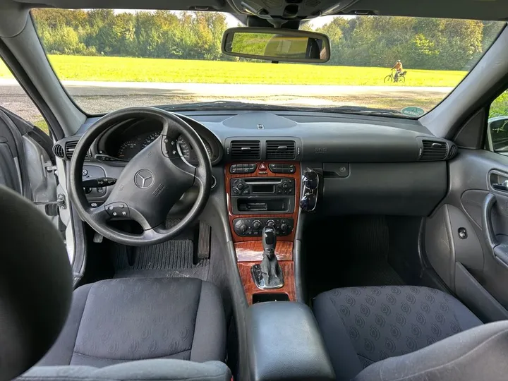 Mercedes-Benz 200