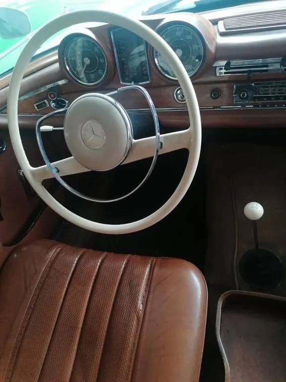 Mercedes-Benz 220