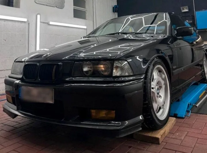 BMW 323