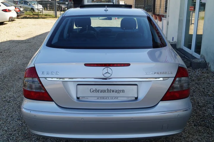 Mercedes-Benz E 200