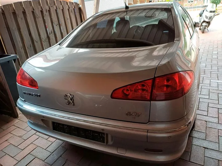 Peugeot 607
