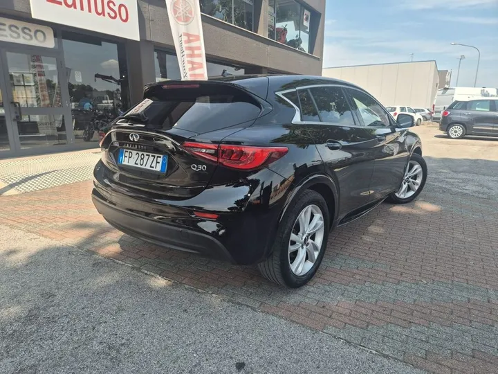 Infiniti Q30